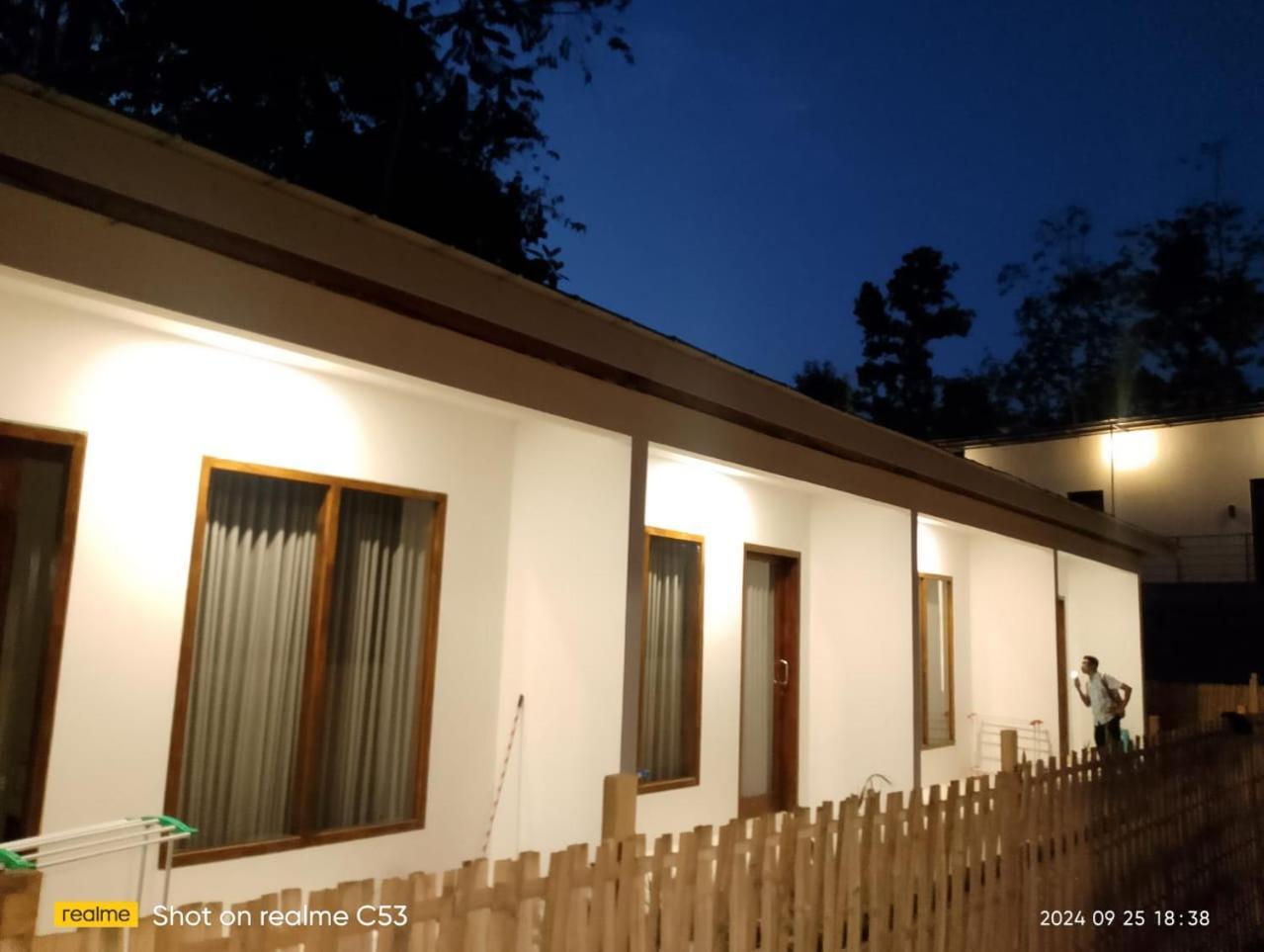 The Corner Homestay Kuta  Esterno foto